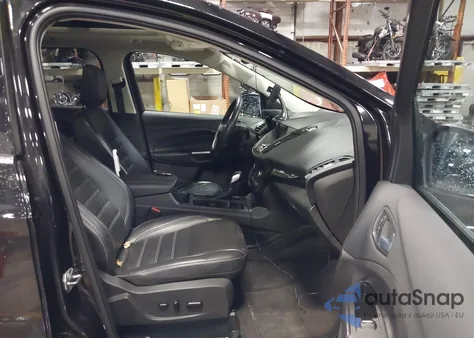 2019 Ford Escape Titanium z USA, uszkodzony, nr VIN 1FMCU9J96KUA08372